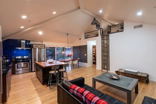 Mid Century Modern w/ 120" 4k Laser Projector/ALR Screen, AC and more!