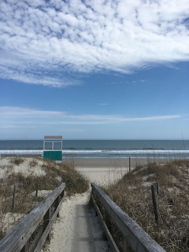 Ihana huoneisto w / 2 parveketta, uima-allas, Carolina Lake View, Kävele kaikkeen