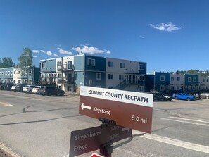 Señalización del RecPath del Condado Summit con indicaciones hacia Keystone (5.0 mi), Silverthorne (3.2 mi) y Frisco (6.9 mi).