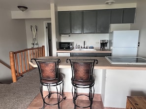Fridge, microwave, oven, stovetop - Breathtaking Views In Serene Setting, Close To It All (Dillon)