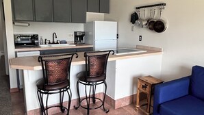 Kaffetrakter/tekoker, kjøleskap, mikrobølgeovn og ovn