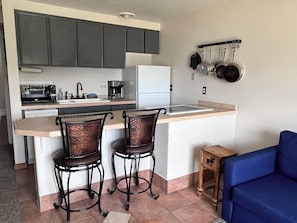 Fridge, microwave, oven, stovetop - Breathtaking Views In Serene Setting, Close To It All (Dillon)