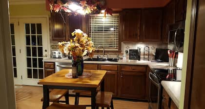 Full House nur wenige Schritte vom Missouri River, Katy Trail, Shopping & More!