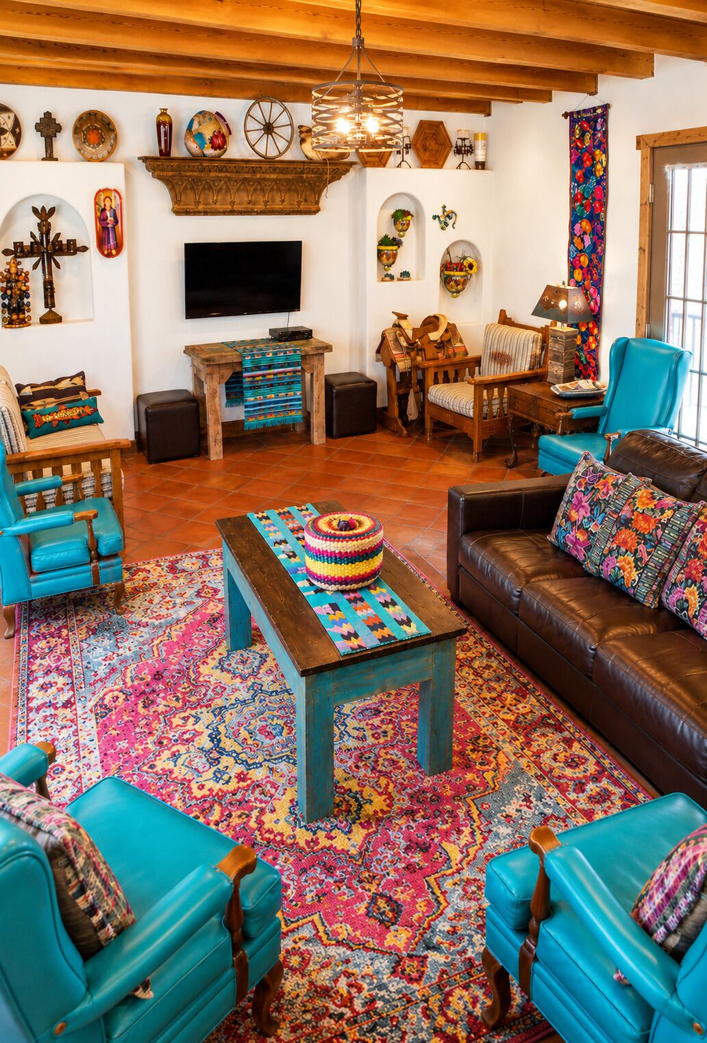 Un salon chaleureux avec un téléviseur, des meubles en bois, un tapis coloré et divers objets de décoration.
