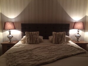 6 slaapkamers, een bureau, een strijkplank/strijkijzer, gratis wifi