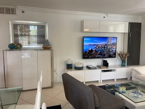 TV connectée, livres, vidéothèque, chaîne hi-fi