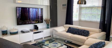 Smart-TV, Bücher, Videothek, Stereoanlage