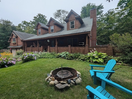 Property grounds. Bright and spacious, modern carriage house apartment. WiFi. 2 miles from town.