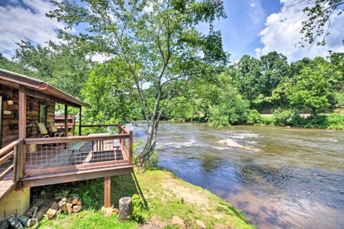 Riverfront Cabin, Mountain Views, Fishing, and Hiking!