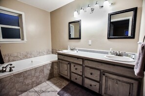 Combined shower/bathtub, hair dryer, towels, soap