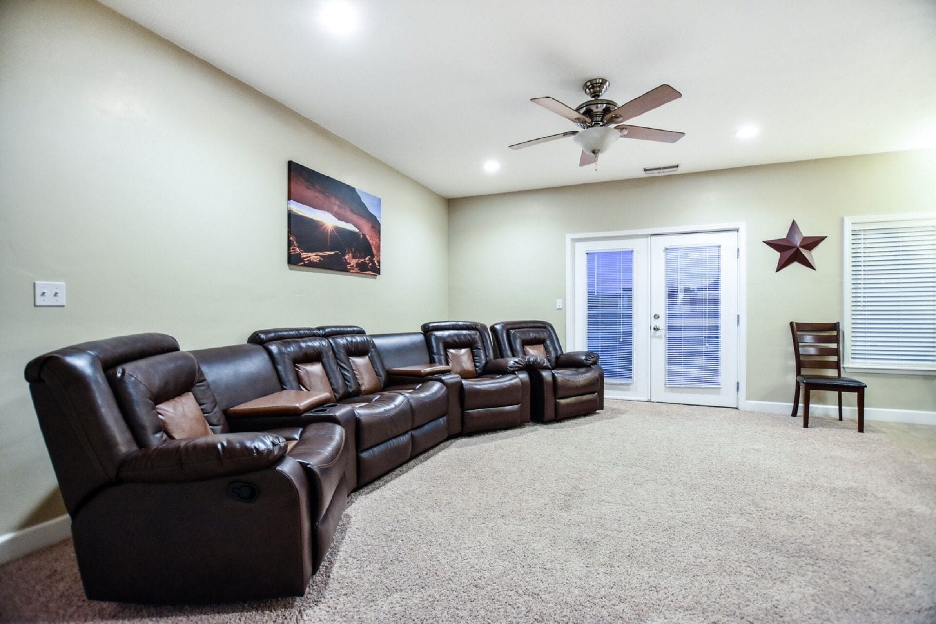 Smart TV, reproductor de DVD, futbolito y libros 