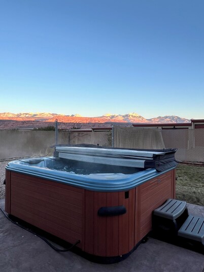 Luxury in the Red Rocks: 4BD/2 BA, fenced backyard, Hot Tub
