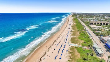 Beach nearby, sun loungers, beach towels