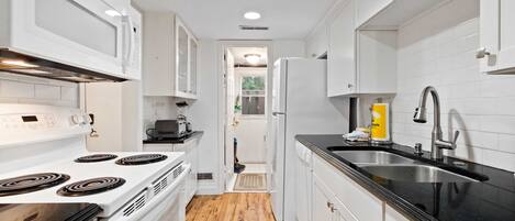 Réfrigérateur, four à micro-ondes, un four, surface de cuisson