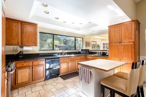 Fridge, microwave, oven, stovetop - Large family Gathering? Have them all under one roof in this beautiful setting (Lake Elsinore)