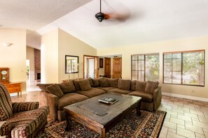 スマートテレビ、暖炉、DVD プレーヤー、ミュージックライブラリ