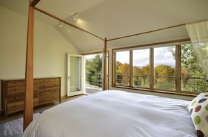 5 bedrooms, desk, iron/ironing board, free WiFi