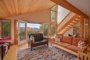 Smart TV, caminetto, tavolo da ping pong, libri