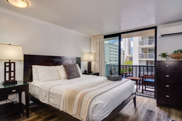 デスク、アイロン / アイロン台、WiFi (無料)、ベッドシーツ