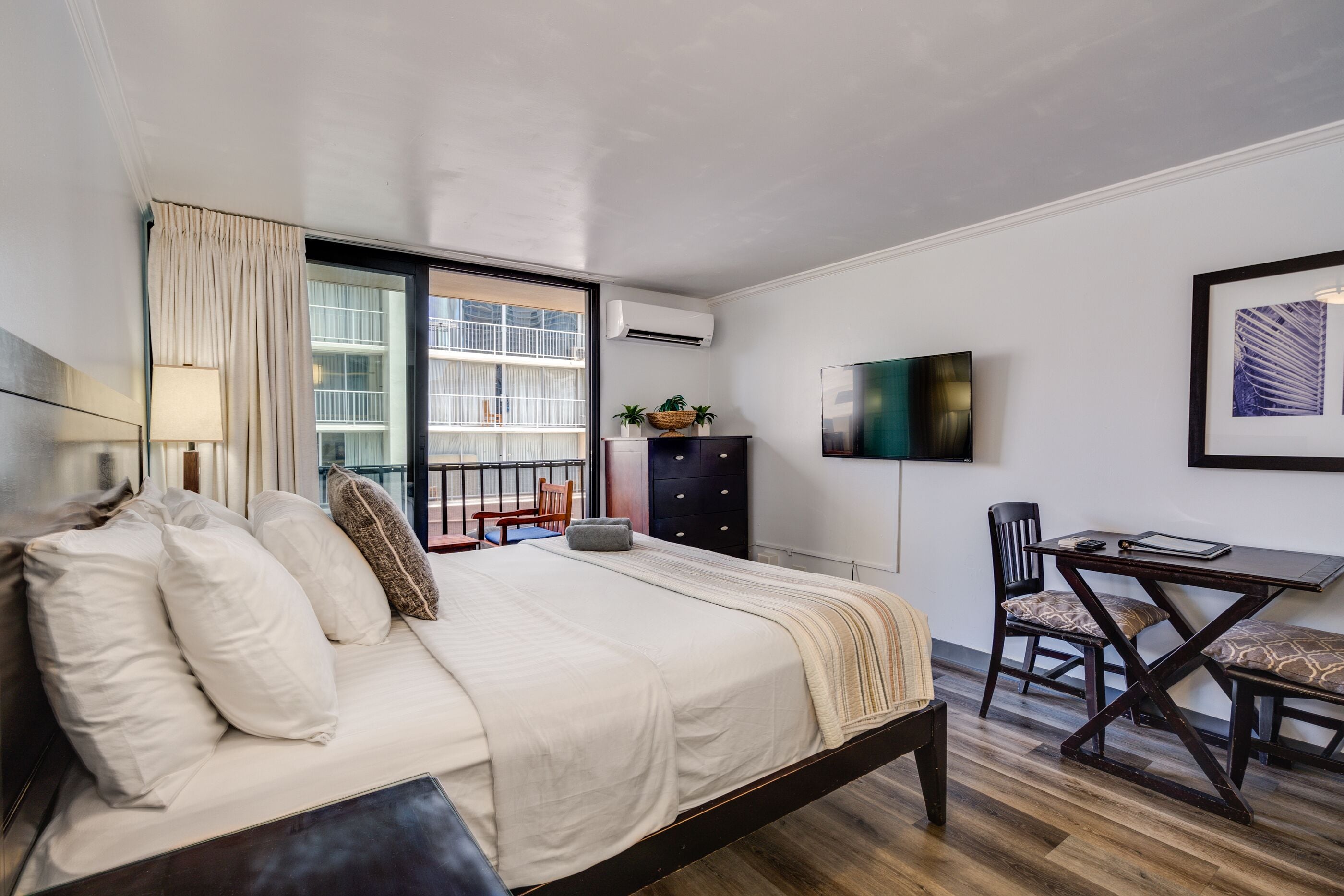 Escritorio, tabla de planchar con plancha, wifi gratis y ropa de cama