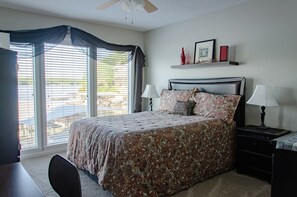 3 bedrooms, desk, iron/ironing board, travel crib - Prime location on Main Channel-Steps to Pool & Lake. Stunning views! 12x32 Slip (Osage Beach)