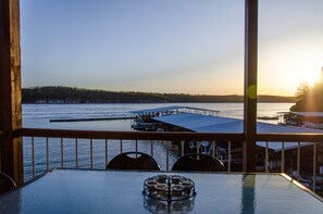 Outdoor dining - Prime location on Main Channel-Steps to Pool & Lake. Stunning views! 12x32 Slip (Osage Beach)