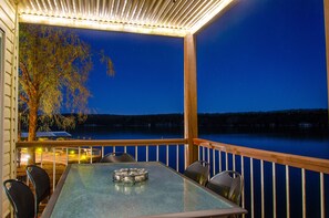 Outdoor dining - Prime location on Main Channel-Steps to Pool & Lake. Stunning views! 12x32 Slip (Osage Beach)