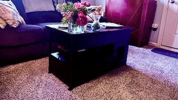 Een smart-tv, boeken en een stereo