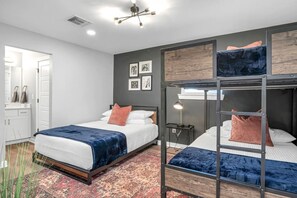 1 Schlafzimmer, Schreibtisch, Bügeleisen/Bügelbrett, Reisekinderbett