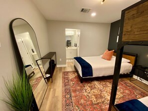 1 bedroom, desk, iron/ironing board, travel cot - Walk to Downtown Broadway - Pool, Free Parking, Gym + 4 Beds (Nashville)