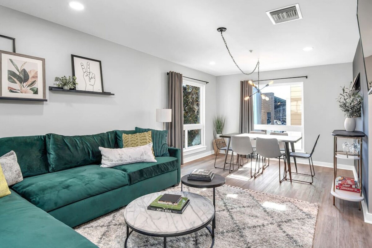 Walk to Downtown Broadway - Pool, Free Parking, Gym + 4 Beds