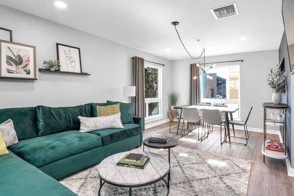 Smart TV, printers - Walk to Downtown Broadway - Pool, Free Parking, Gym + 4 Beds (Nashville)