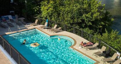 Walk to Downtown Broadway - Pool, Free Parking, Gym + 4 Beds