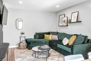 Smart TV, printers - Walk to Downtown Broadway - Pool, Free Parking, Gym + 4 Beds (Nashville)