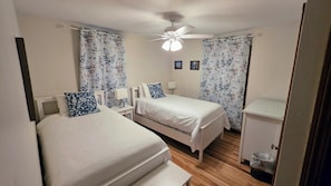 3 bedrooms, desk, iron/ironing board, free WiFi - CLE Garden Retreat, 4-Min to Airport & Metroparks, Ping Pong, BBQ & Private Yard (Cleveland)