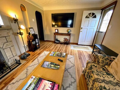 CLE Garden Retreat, 4-Min to Airport & Metroparks, Ping Pong, BBQ & Private Yard