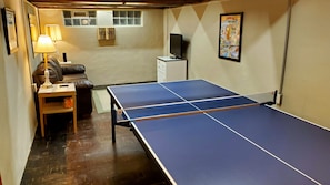 Games room - CLE Garden Retreat, 4-Min to Airport & Metroparks, Ping Pong, BBQ & Private Yard (Cleveland)
