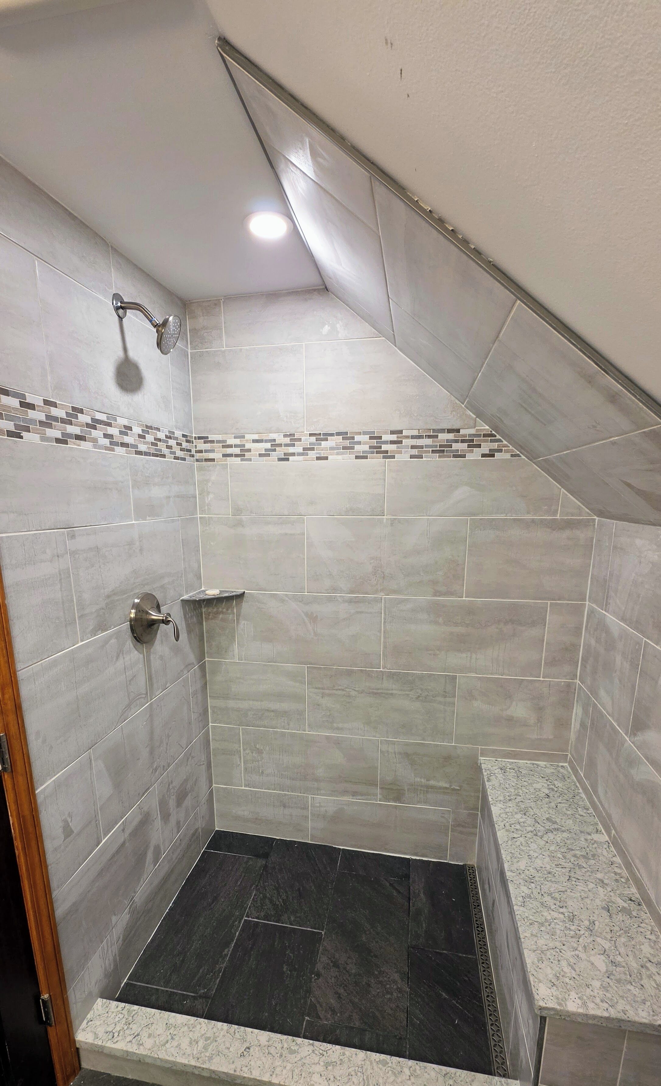 Een douche, een haardroger, handdoeken, zeep