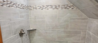 Mignon, confortable, confortable et proche de tout Cleveland!