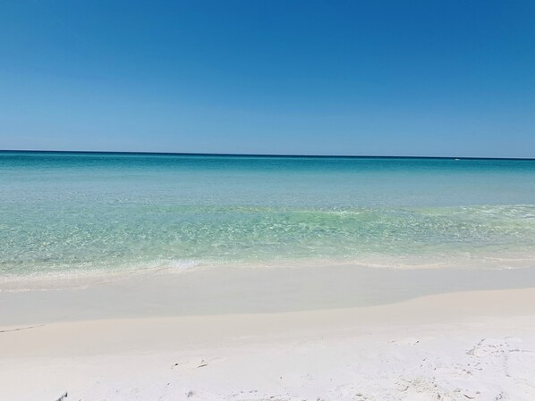 En la playa, camastros y toallas de playa 