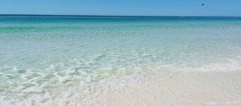 🏝️Updated Beach Townhome ~ Steps to the beach & pool with "Free Beach Service"🏖️