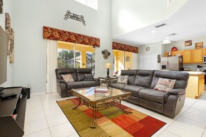 Smart TV, videogiochi, lettore DVD, tavolo da calcetto