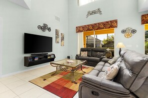 Smart-TV, Videospiele, DVD-Player, Tischfußball