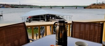 GREAT VIEW! Modern! Lakefront! Elevator! Very Close to Shopping & Dining! Wi-Fi