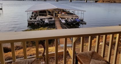 LOISTAVA NÄKYMÄ! Päivitetty! Lakefront! Hissi! Hyvin lähellä ostoksia ja ruokailua! Wi-Fi