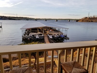 GREAT VIEW! Modern! Lakefront! Elevator! Very Close to Shopping & Dining! Wi-Fi