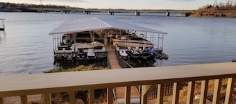 SUPERBE VUE! Mis Ă jour! Au bord du lac! Ascenseur! TrĂšs proche des magasins et des restaurants! Wifi