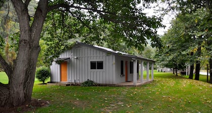 Divertido, acogedor y relajante, modernamente actualizado, Creekside / Trailside Cottage