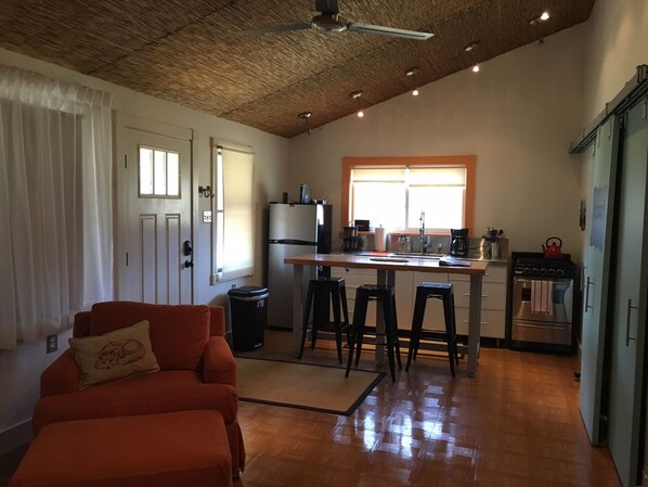 Jääkaappi, mikroaaltouuni, uuni, liesi