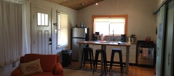 Cozy and relaxing, Modern Creekside, Trailside, Waterfront  Cottage, fiber Wifi